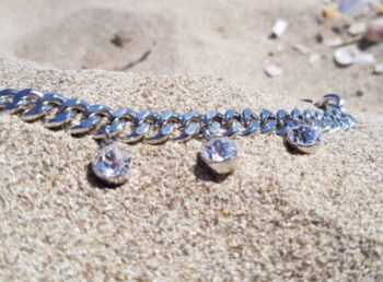 Stambi pasidabruota grandinėlė - apyrankė su Swarovski kristalais