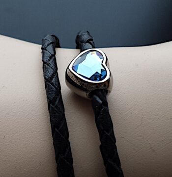 Odinė apyrankė su orginaliu (su spaudu) mėlynu Swarovski karoliuku