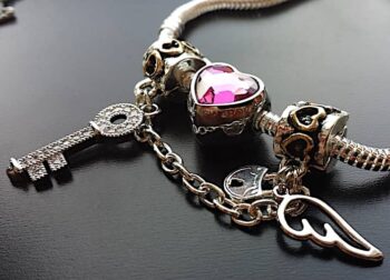 Pandoros stiliaus pasidabruota apyrankė su rausvu Swarovski kristalu
