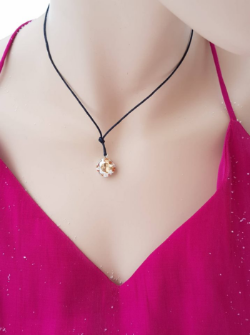 Kaklo papuošalas su dideliu 12mm Swarovski Golden kristalu ir vaškuota medvilnine juoda juostele