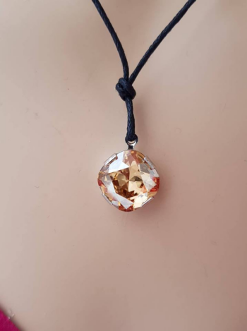 Kaklo papuošalas su dideliu 12mm Swarovski Golden kristalu ir vaškuota medvilnine juoda juostele