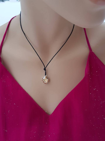 Kaklo papuošalas su dideliu 12mm Swarovski Golden kristalu ir vaškuota medvilnine juoda juostele