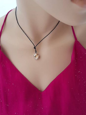 Kaklo papuošalas su dideliu 12mm Swarovski Golden kristalu ir vaškuota medvilnine juoda juostele